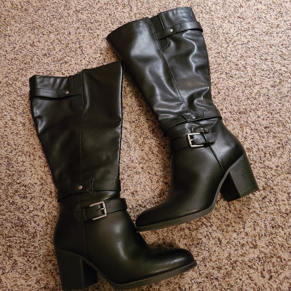 Black heeled boots